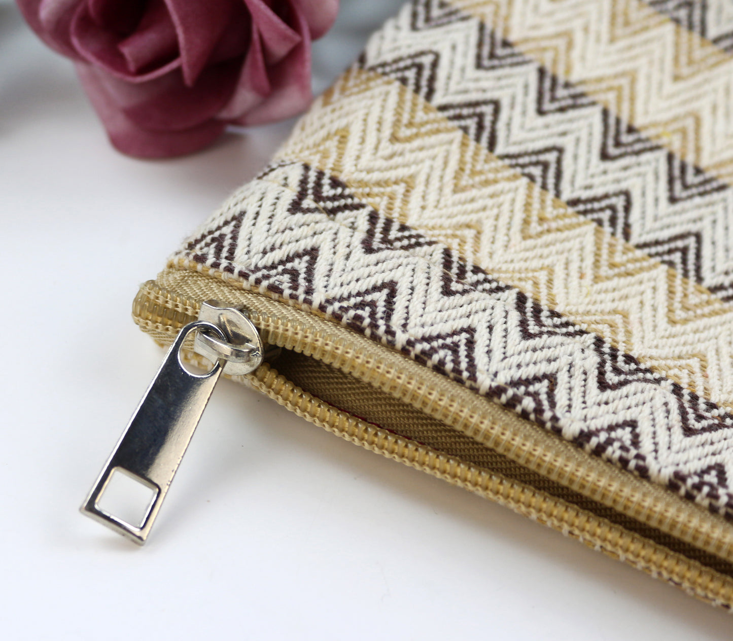 Stylish knit clutch bag